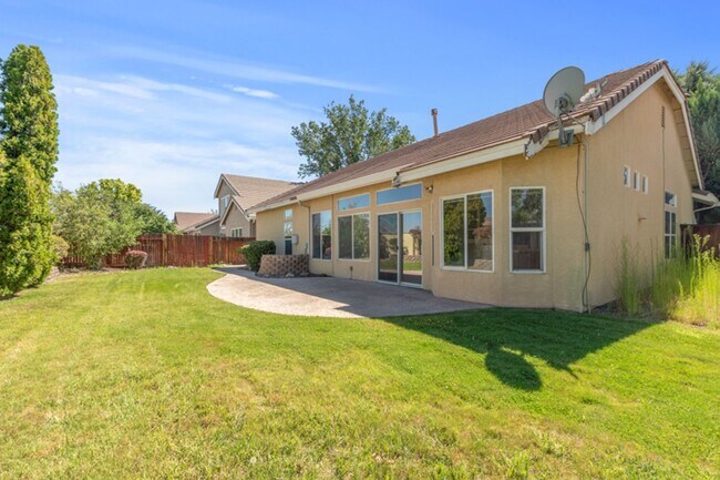 Building Photo - 3 Bedroom, 2 Bath home in Double Diamond Neighborhood