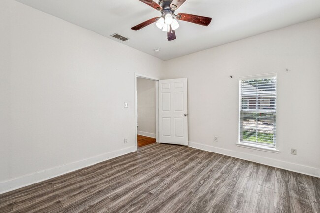 Building Photo - 562 N Race