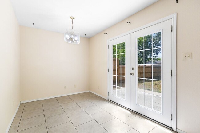Building Photo - 265 Lohmann St