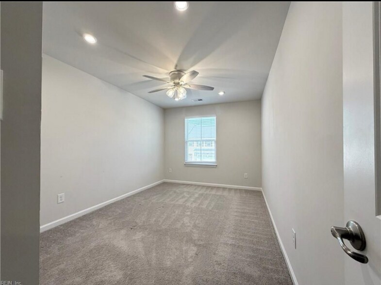 Building Photo - 3432 Foxglove Dr