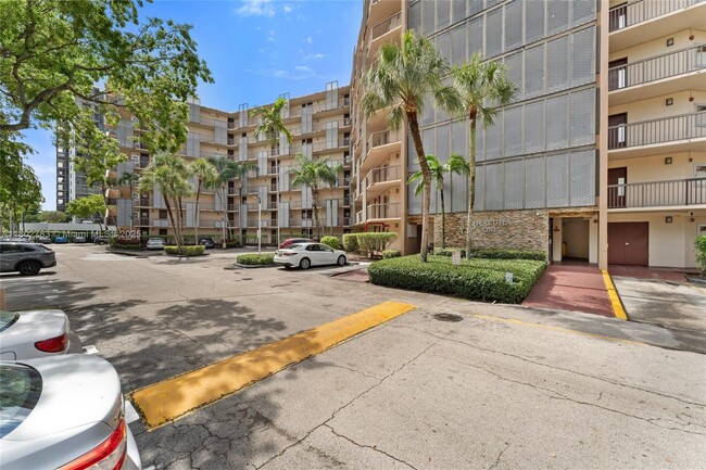 Building Photo - 3301 N Country Club Dr