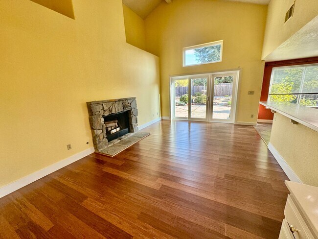 Building Photo - Spacious 4 Bed/2Ba Home in Richmond with Large Backyard!