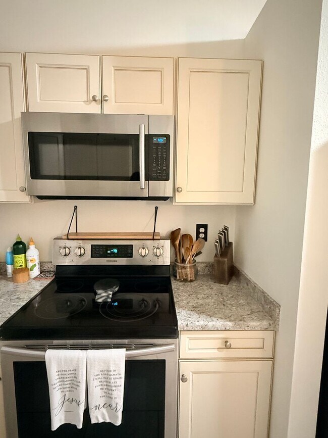 Building Photo - $3,500 / Month | 3 Bed / 2 Bath | Haleakala Gardens