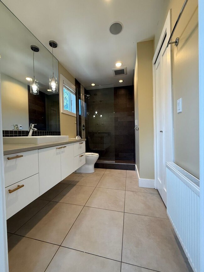 Building Photo - Fabulous Queen Anne Home!  Sunday June 14th from 3:00-4:00!