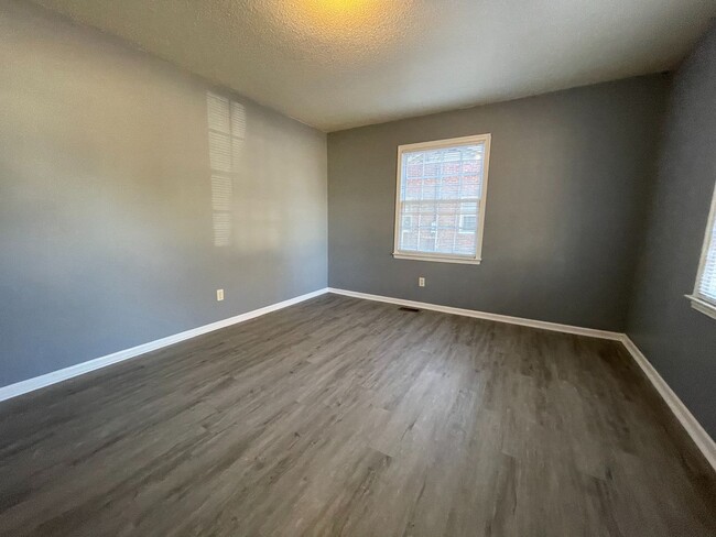 Building Photo - Renovated 3 Bed / 1 Bath Brick Ranch in Ea...