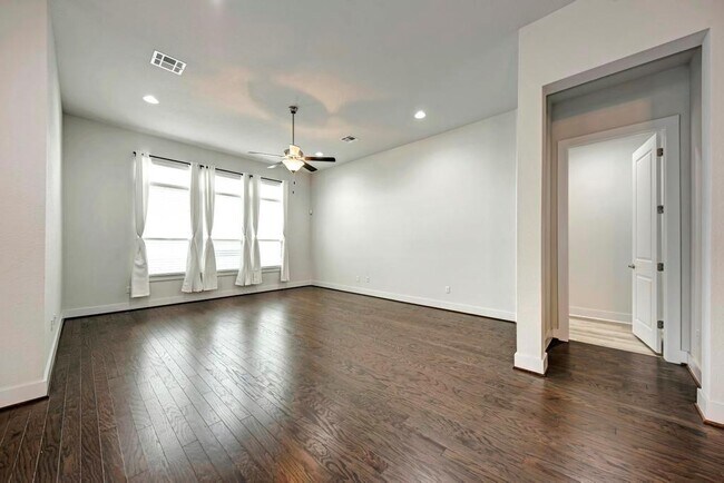 Building Photo - 1104 Almeria Bend