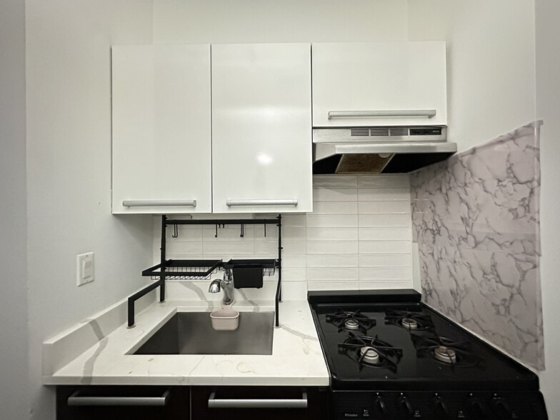 Building Photo - 5054 N Winthrop Ave