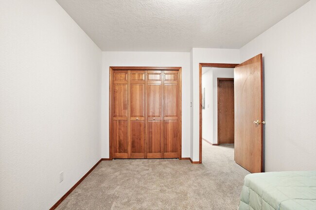 Building Photo - 4180 N Marcliffe Ave
