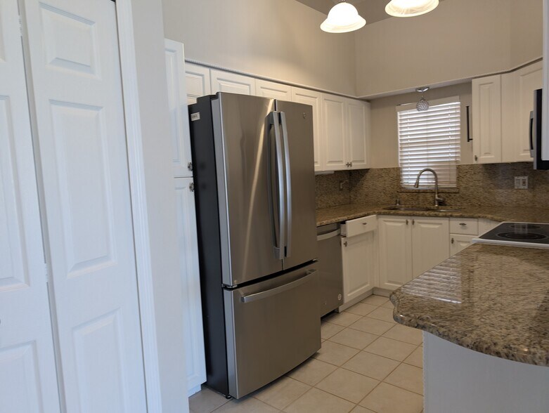 Building Photo - 4212 Central Sarasota Pky
