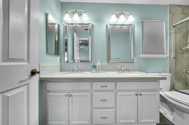 Building Photo - Beautifully updated 3-bedroom home close t...