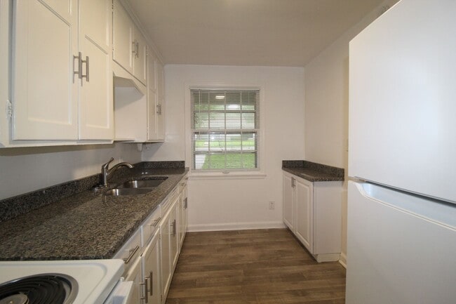 Building Photo - June FREE On This Updated 1 Bedroom 1 Bath Duplex in Navy Hill Area in Olathe