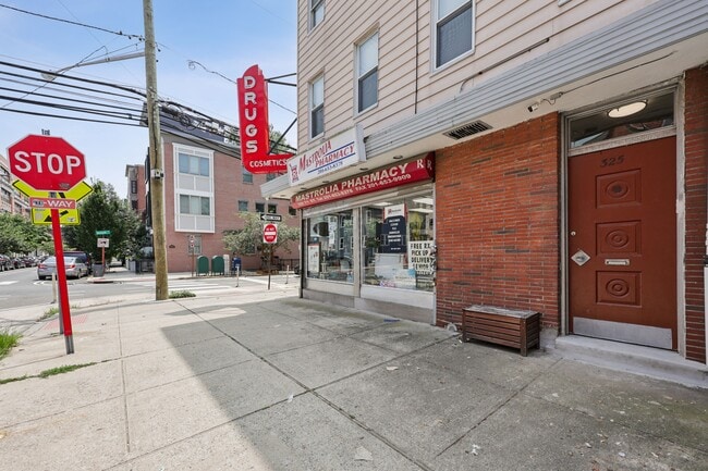 Building Photo - 325 7th St
