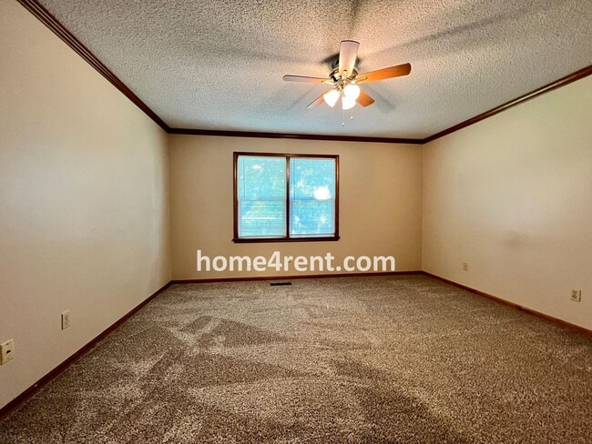 Building Photo - Cozy Duplex w/ Plenty of Space, LVP Flooring and a Fenced Yard!