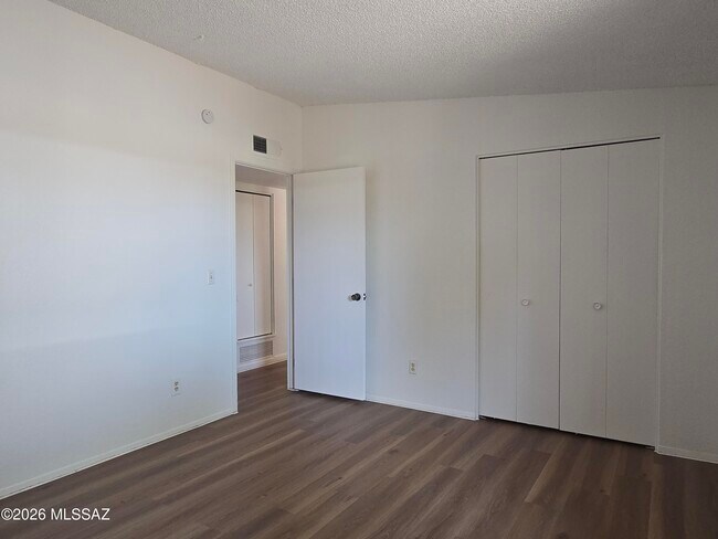 Building Photo - 2351 W Placita Algodon