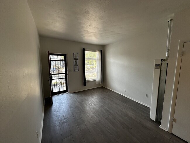 Building Photo - "Charming 1-Bedroom Retreat in Denver's Heart - Perfect Blend of Comfort & Convenience!