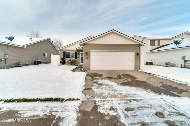 Building Photo - 3-Bedroom Home in The Landings – Fully Fenced Yard & 2-Car Garage