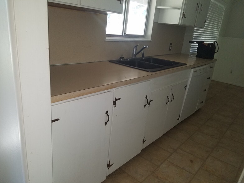 Building Photo - 220 Sherman Dr