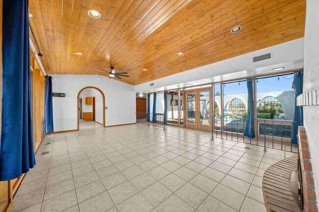 Building Photo - Mountain Views