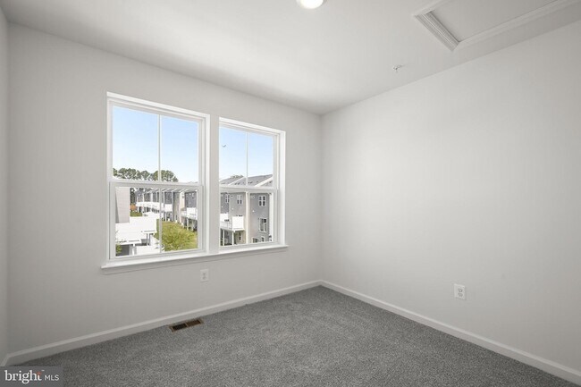 Building Photo - 643 Eastland Row