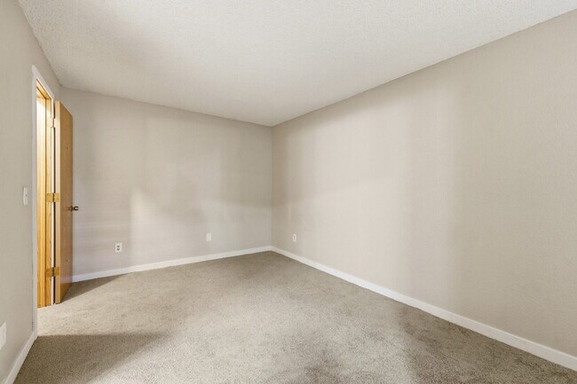 Building Photo - Spacious 1-Bedroom Condo in Aurora with Community Amenities