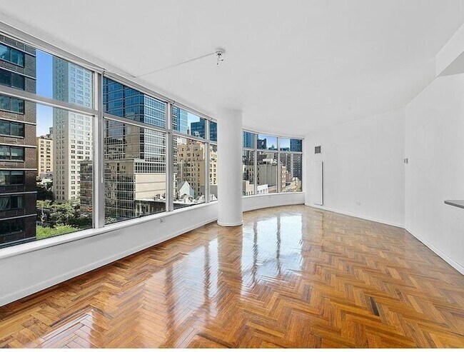 Building Photo - 250 E 54th St