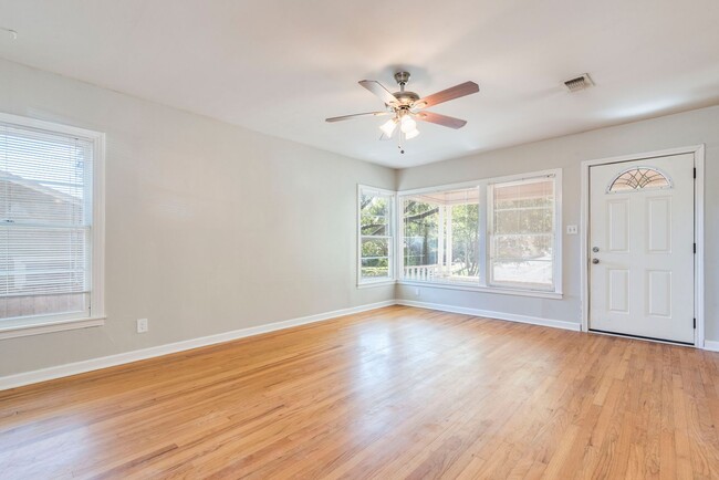 Building Photo - 3302 Hemlock-