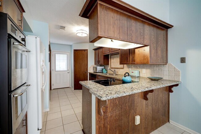 Kitchen - 16 Warwick Ln