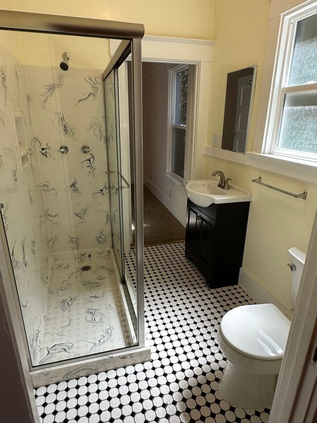 Building Photo - Great Home Located in the Pill Hill Neighborhood