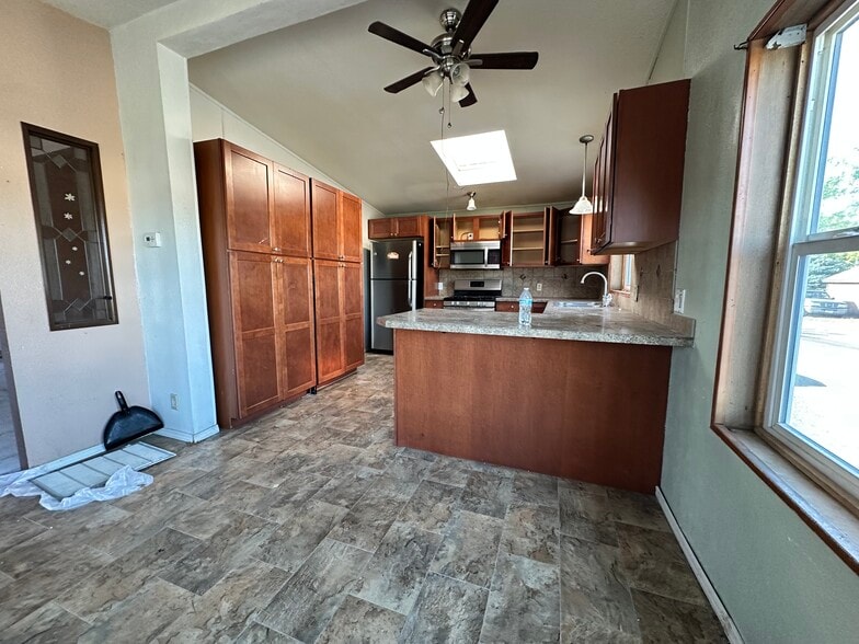 Building Photo - 3 Hartland St N