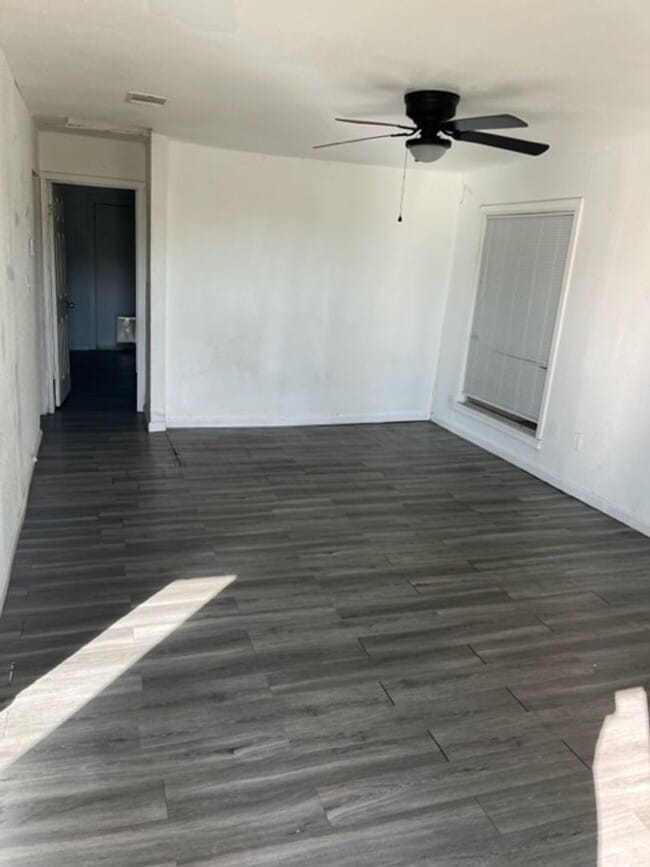 Building Photo - 3 bed 1 bath ready now