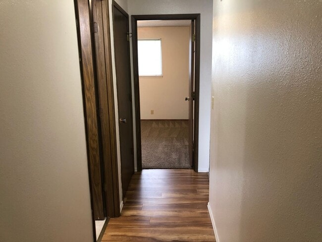 Building Photo - Great 2 bedroom 1 bathroom duplex in Springfield! MOVE IN SPECIAL!