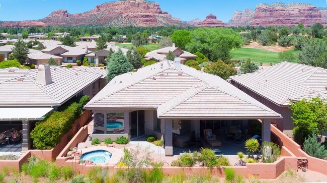 Building Photo - Open, light and bright, quiet Sedona Golf ...