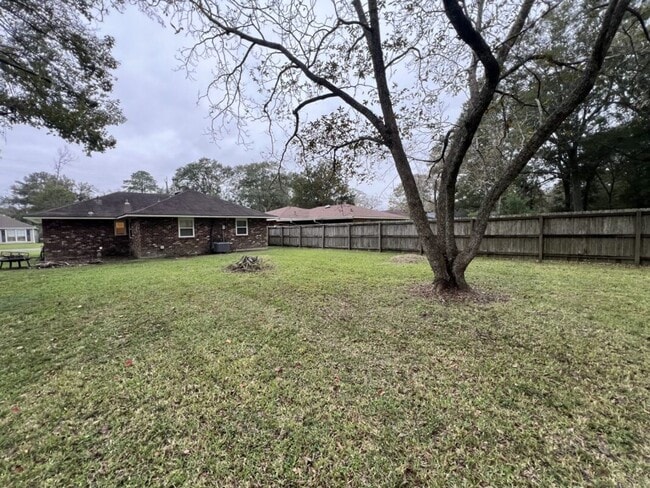 Building Photo - Charming Home in the Highly Desirable Zachary School District!