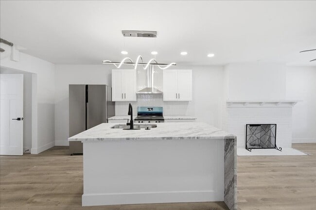 Building Photo - 1036 N Parker Ave