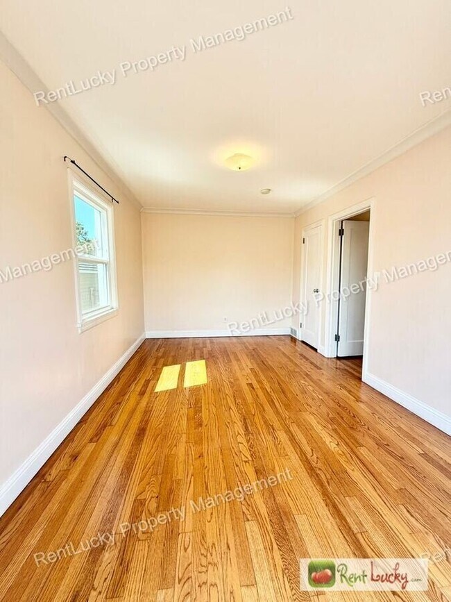 Building Photo - 2130 Montvale Pl W