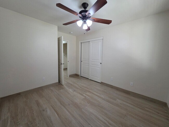 Building Photo - 3 bedroom 2 bathroom in NW Visalia!