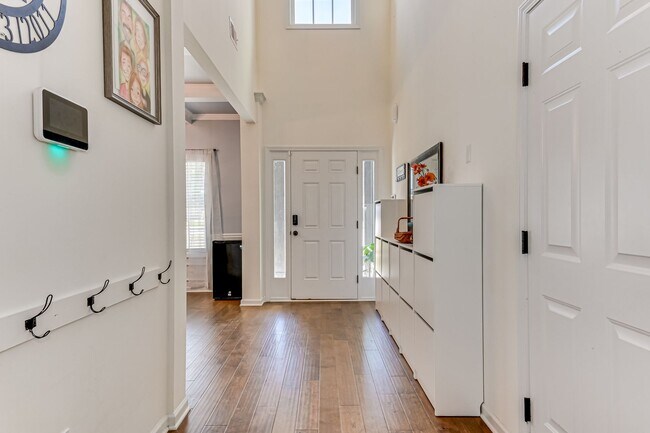 Building Photo - Two Story home in Quaker Knoll! Ready now !