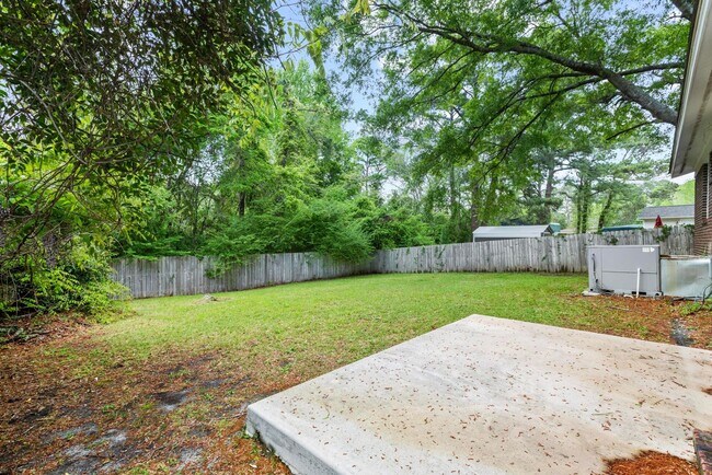 Building Photo - Charming 3 bedroom Available Now