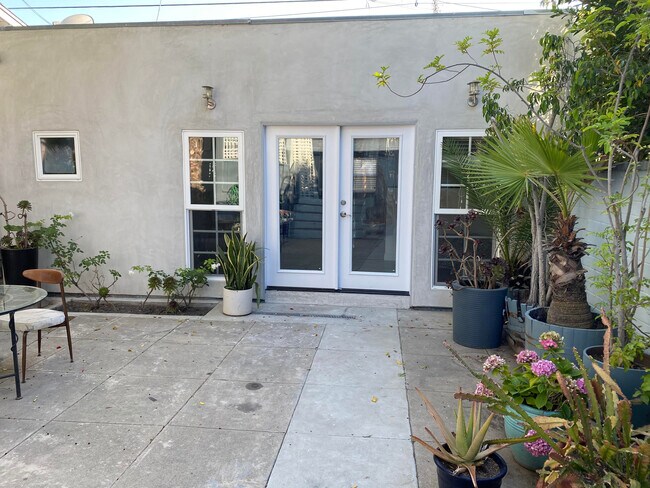 Building Photo - 527 Westbourne Dr
