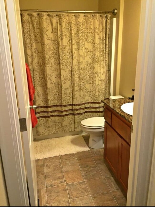 Building Photo - Beautiful Spacious 3 Bedroom/2.0 Bathroom ...