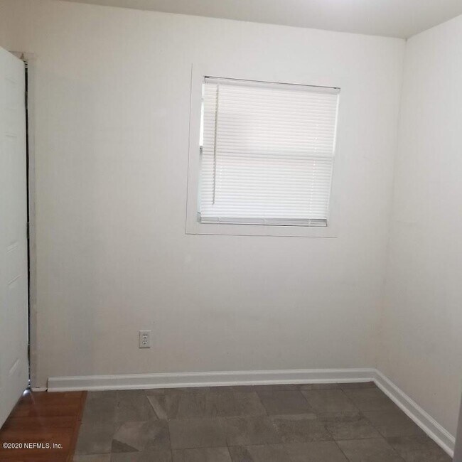 Building Photo - 4651 Ken Knight Dr N