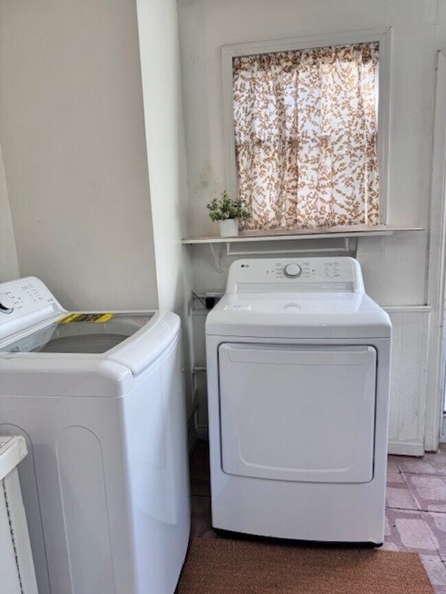 Building Photo - One bedroom, one bath in La Crescenta