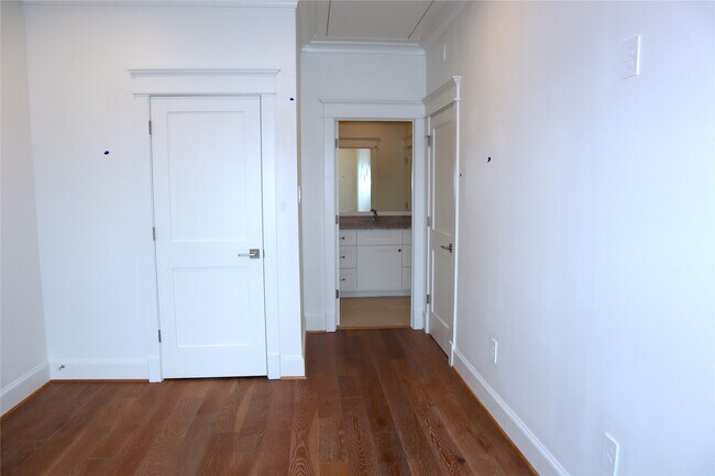Building Photo - 1836 Cortlandt St