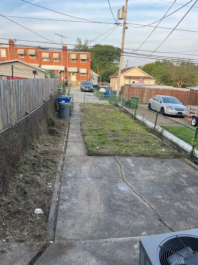Building Photo - Freshly Renovated Row Home with Beautiful ...