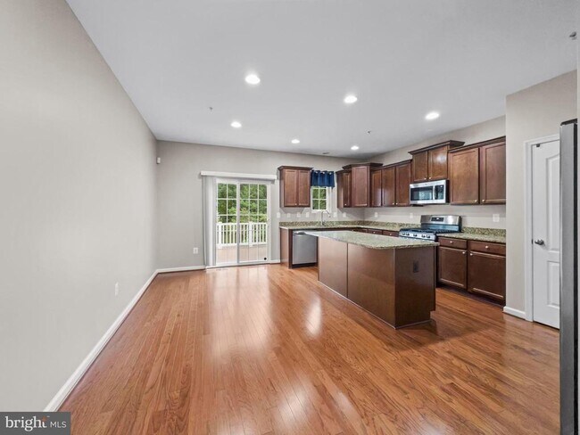 Building Photo - 7425 Willow View Ln