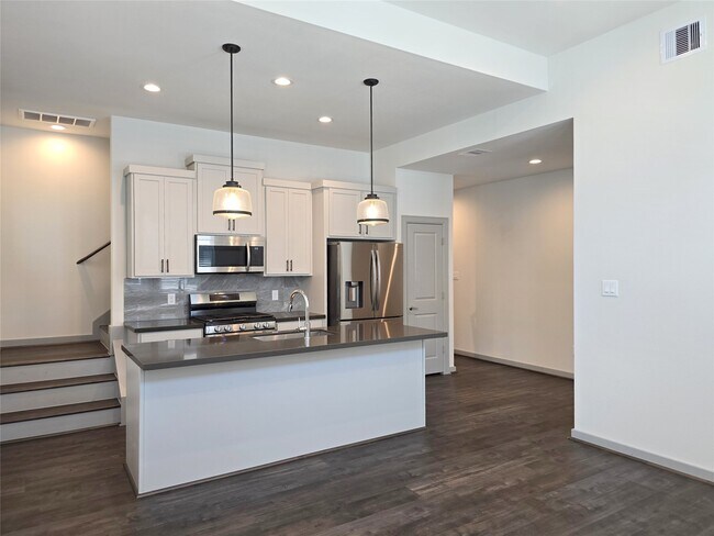 Building Photo - 611 Emile St