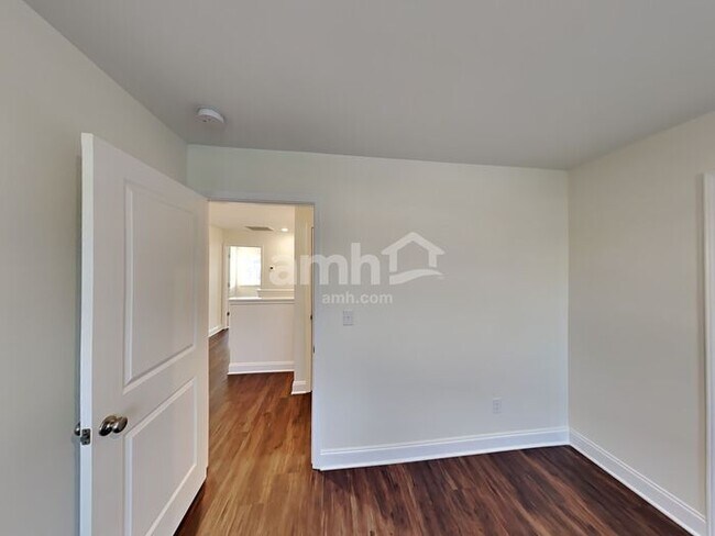 Building Photo - 5231 Valor Dr