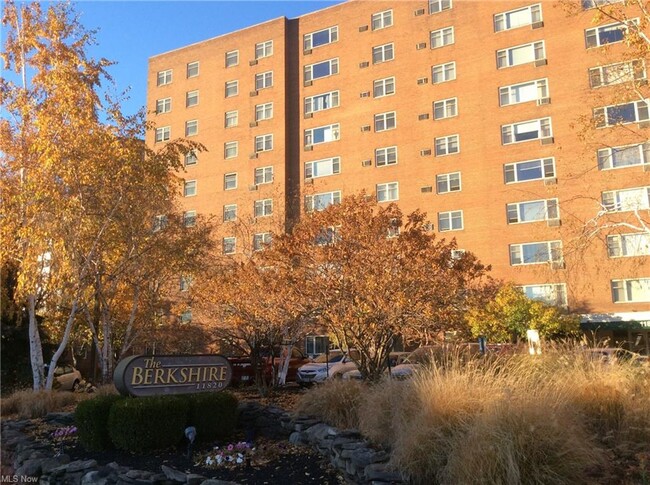 Primary Photo - 11820 Edgewater Dr