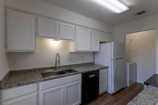 Building Photo - 741 Woodland Ct