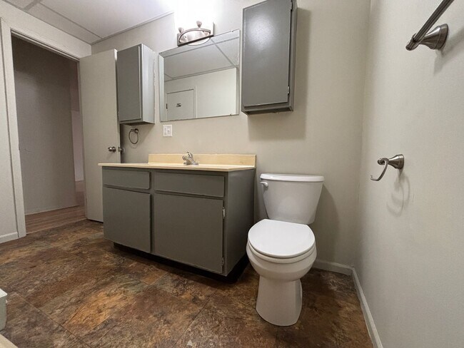 Building Photo - Renovated 1 Bedroom, 1 Bath Apartment at the Brookside Apartments!